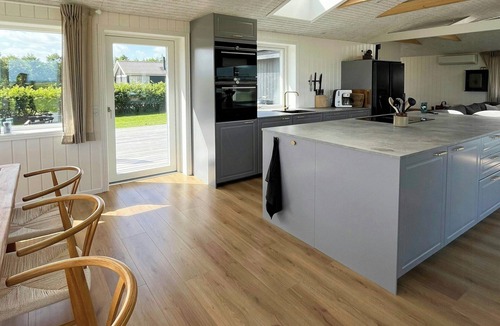 Vinderup House | Summer house with wilderness bath and water views