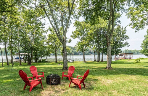 Gallatin House | Summer Lakefront Home |Sleeps 12| Firepit & Deck