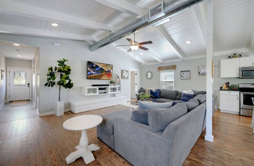 Burnet House | SUMMER READY NEW TIKI BAR - HUGE DOCK, Rope Swing Open Water nCozy and updated