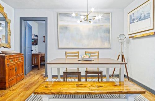 Central Oklahoma City House | Summer Retreat & Comfy Studiorainshower 40-2