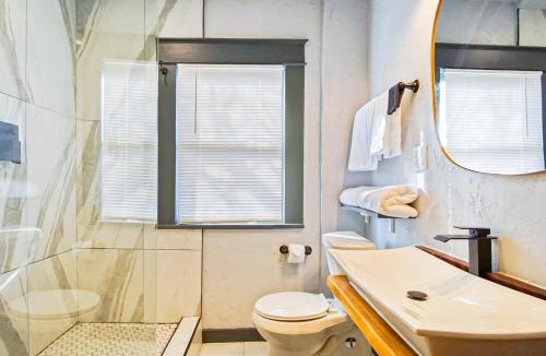 Central Oklahoma City House | Summer Retreat & Comfy Studiorainshower 40-2