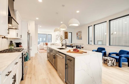 Hurwood Heights House | Summer rooftop hot tub, outdoor kitchen, sauna near Broadway