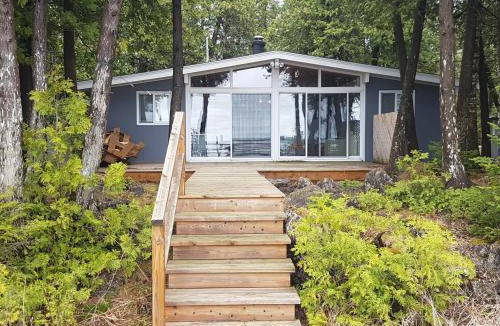 Colpoys Bay House | Summer Side Classic Lakefront Escape