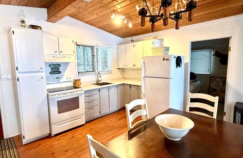 Colpoys Bay Cabin | Summer Side of Life – Classic Lakefront Escape