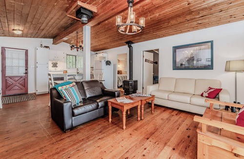 Colpoys Bay Cabin | Summer Side of Life – Classic Lakefront Escape