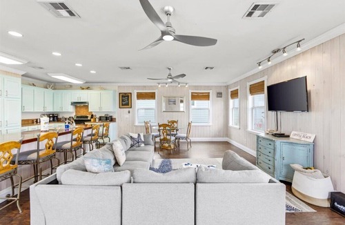 Crystal Beach Cottage | Summer Specials! | Game Room | Pets | King Bed