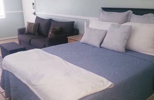 Wildwood Hotel | Summer studio -block from beach and everything/free ice cream and espresso drink