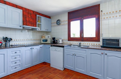 Lloret de Mar Cottage | Summer Villa with Pool, 400m from Beach - Lloret de Mar