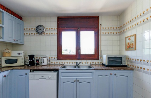 Lloret de Mar Cottage | Summer Villa with Pool, 400m from Beach - Lloret de Mar