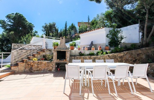 Lloret de Mar Cottage | Summer Villa with Pool, 400m from Beach - Lloret de Mar