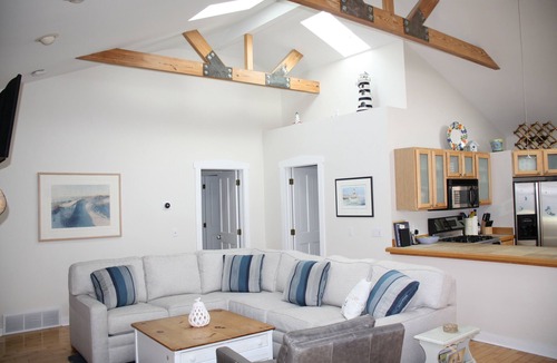 Lakeside Cottage | Summer Weeks still available! Short walk to a private beach!