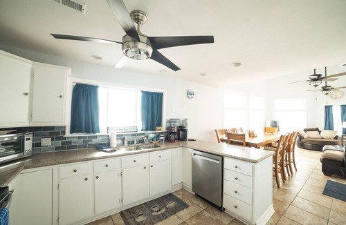 Galveston House | Summer Wind, Beachfront with incredible views! 5 miles from Galveston sea wall!