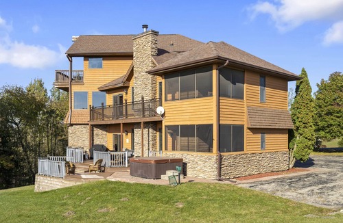 The Galena Territory House | Summerdale Cottage - Huge Galena Territory Retreat