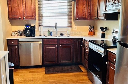 Bloomington House | SummerRidge Oasis 4 bedrooms and 1 sleeping couch