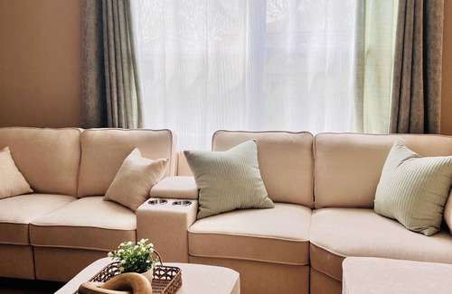 Bloomington House | SummerRidge Oasis 4 bedrooms and 1 sleeping couch