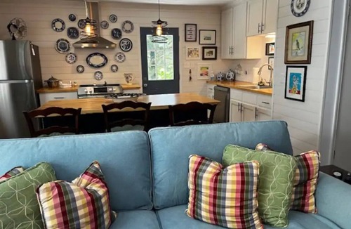 Hartwell Cottage | Summertime is calling! Relax at the Lake.