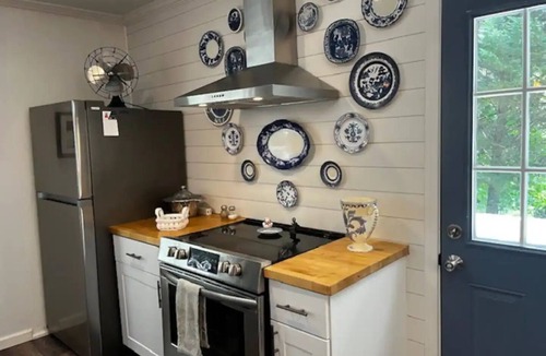 Hartwell Cottage | Summertime is calling! Relax at the Lake.
