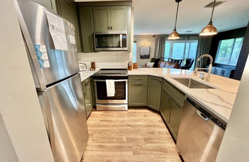 Hidden Valley Condo | ✨Summit Blossom – Modern Condo w/Pool Access, 2 King beds & Spa-Inspired Comfort