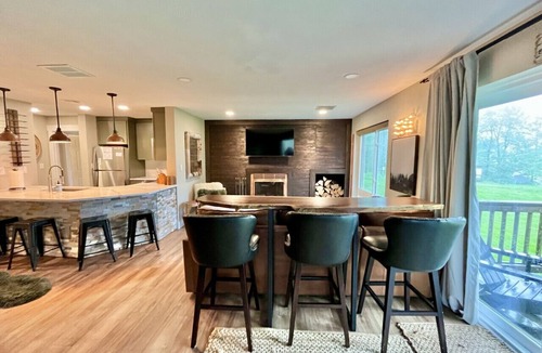 Hidden Valley Condo | ✨Summit Blossom – Modern Condo w/Pool Access, 2 King beds & Spa-Inspired Comfort