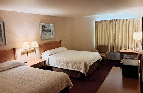 Snoqualmie Pass Hotel | Summit Inn