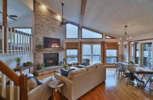 East Stroudsburg Cabin | Summit Lodge in The Poconos - Hot Tub