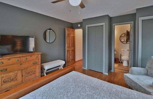 East Stroudsburg Cabin | Summit Lodge in The Poconos - Hot Tub