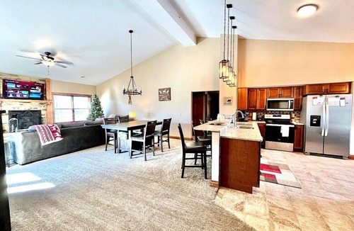 Hidden Valley Condo | ☀️ Summit Sanctuary | Pool Access | 2 King Suites | Central AC | Golf