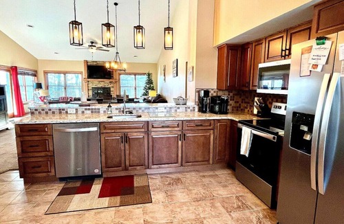 Hidden Valley Condo | ☀️ Summit Sanctuary | Pool Access | 2 King Suites | Central AC | Golf