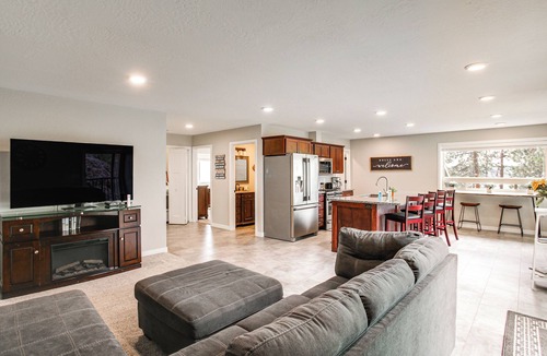 Harrison Apartment | 'Summit Solitude' Hot Tub & Views in Harrison!