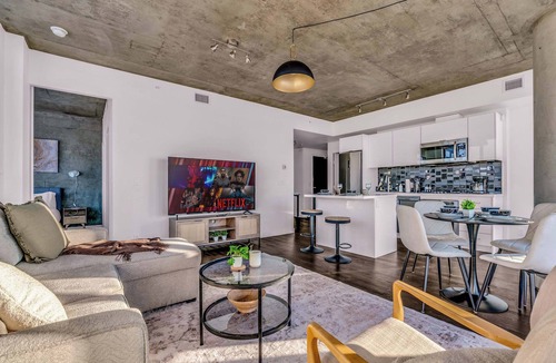 Connaught Apartment | Summit Stay Luxe Skyline Views Pool Parking