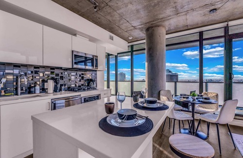 Connaught Apartment | Summit Stay Luxe Skyline Views Pool Parking