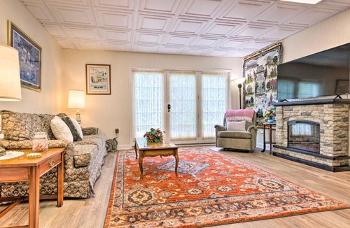 Lenoir Apartment | Sun-Dappled Lenoir Abode with Patio and Yard!