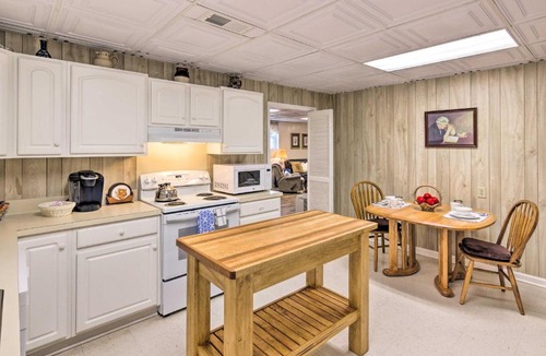 Lenoir Apartment | Sun-Dappled Lenoir Abode with Patio and Yard!