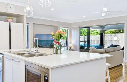 Smiths Lake House | Sun Daze at Smithies