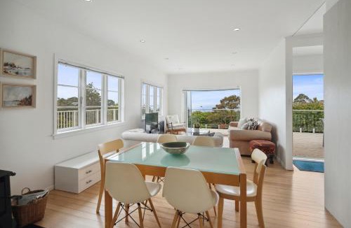 Leigh House | Sun-drenched Bach - Leigh Holiday Home