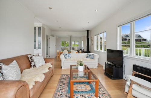 Leigh House | Sun-drenched Bach - Leigh Holiday Home