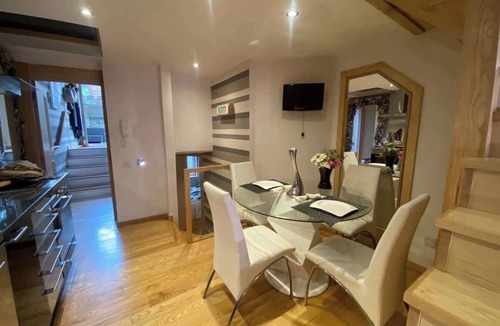 Fulham Broadway Apartment | Sun-drenched Deck Quaint, Spacious 2bed 2bath