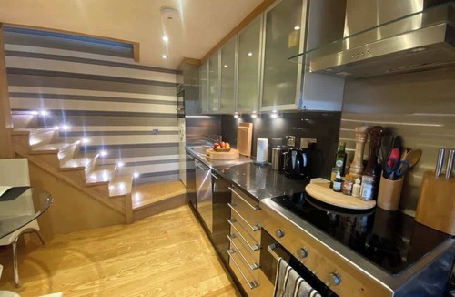 Fulham Broadway Apartment | Sun-drenched Deck Quaint, Spacious 2bed 2bath