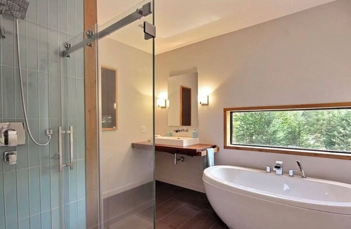 Wentworth-Nord House | Sun-drenched modern gem overlooking low-key beavers pond