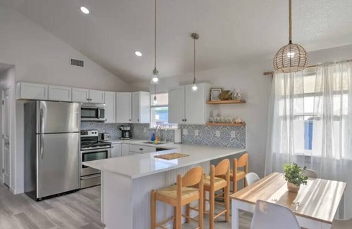 Surfside Beach House | Sun-Filled 3 Bedroom House - Steps from the Beach