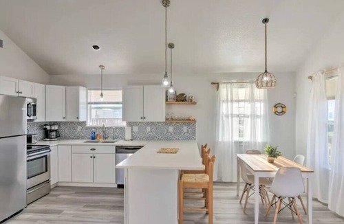 Surfside Beach House | Sun-Filled 3 Bedroom House - Steps from the Beach
