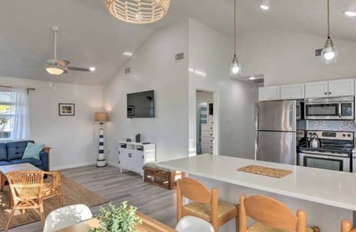 Surfside Beach House | Sun-Filled 3 Bedroom House - Steps from the Beach