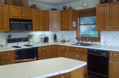 Lakeside House | Sun Filled Direct Lakefront 3 Bedroom House On Bantam Lake