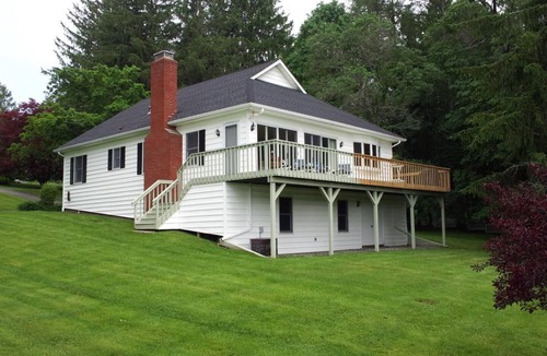 Lakeside House | Sun Filled Direct Lakefront 3 Bedroom House On Bantam Lake