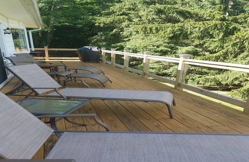 Lakeside House | Sun Filled Direct Lakefront 3 Bedroom House On Bantam Lake