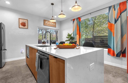 Pecan Valley House | Sun-Filled Modern Oasis - 5 Min to DT