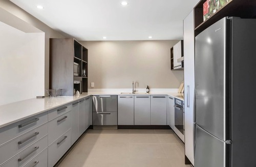 Mount Maunganui Apartment | Sun filled & Spacious with Ocean Views & beach