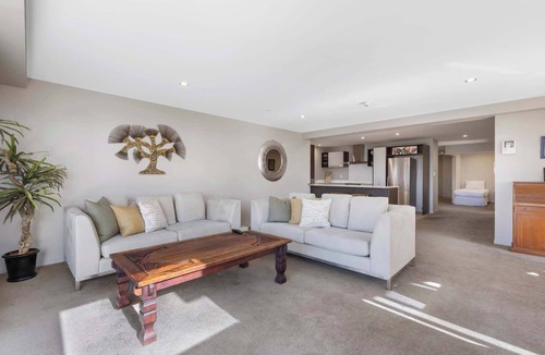 Mount Maunganui Apartment | Sun filled & Spacious with Ocean Views & beach