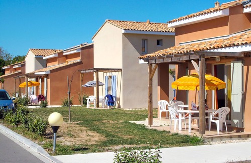 Saint-Saturnin-les-Avignon Apartment | Sun Hols les Rives du Lac by Interhome