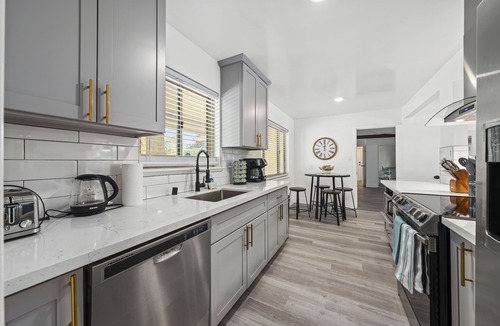 Carmichael House | Sun House Home w/King Size Bed in Whopping Master